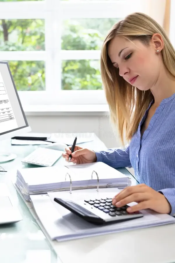 Profissional de contabilidade atendendo cliente com calculadora e documentos