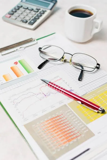 Departamento contábil analisando documentos e relatórios financeiros