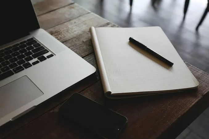 Documentos fiscais e calculadora usados na apuração de impostos
