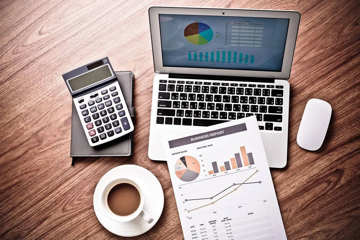 Mesa com documentos contábeis e calculadora em escritório de contabilidade