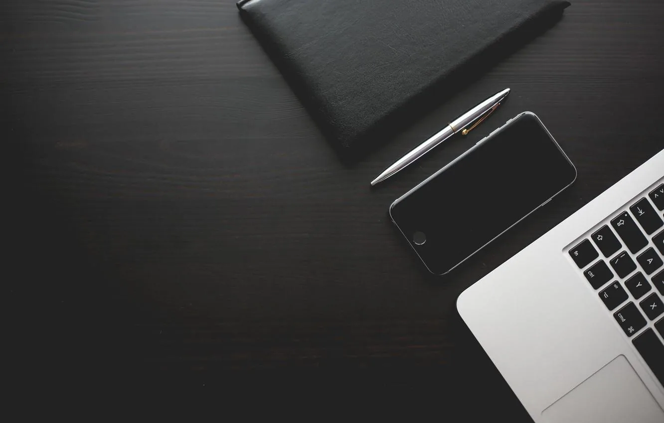 Profissionais analisando planejamento empresarial e documentos contábeis