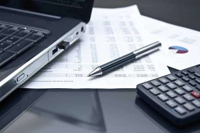 Reunião entre cliente e escritório de contabilidade para análise de documentos